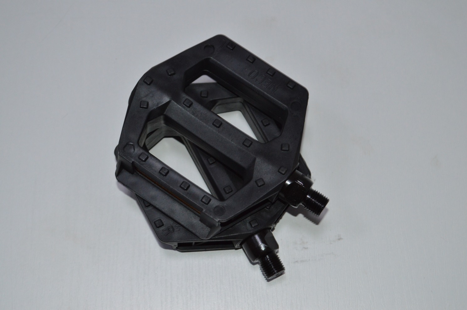 Педаль пластиковая NECO WP401 тонкая резьба 1/2 (50) 