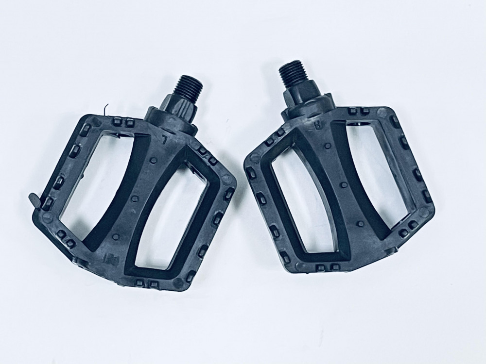 Педаль пластиковая KW-P228 резьба 1/2 тонкая, код 41210 